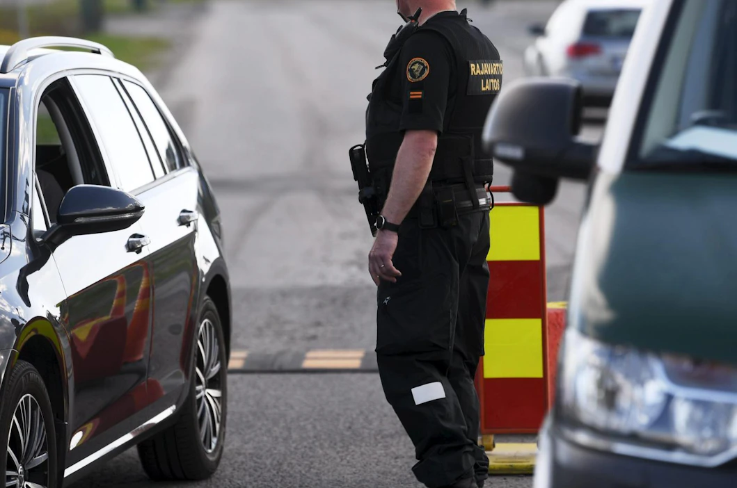 Suomi otti maahantulorajoitukset käyttöön koronaviruksen leviämisen estämiseksi viime maaliskuussa. LEHTIKUVA / VESA MOILANEN