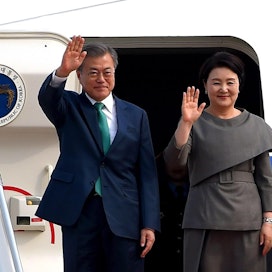 Yleisöllä on mahdollisuus seurata Etelä-Korean presidentin ja hänen puolisonsa vastaanottoseremonioita Kauppatorilta. LEHTIKUVA/AFP