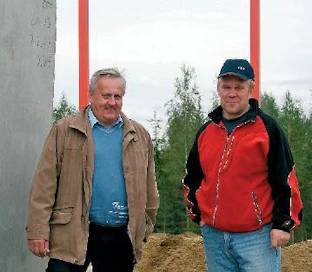 Mestarifarmin tuotevalikoima laajentuu jatkossa huomattavasti Maatalouskeskon kanssa tehdyn liiketoimintakaupan myötä. Liiketoimintajohtaja Tuure Hirvonen (vas.) saa kuitenkin jatkossakin jalkautua rakennustyömaille, sillä Betonimestarit-ryhmään kuuluvan Mestarifarmin perusosaamista ovat maatalousrakentamisessa käytettävät betonielementit. Nautakasvattamoa rakentava Jukka Nousiainen on tyytyväinen hyvin sujuneeseen yhteistyöhön.