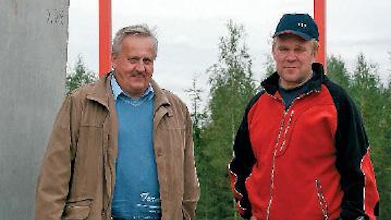 Mestarifarmin tuotevalikoima laajentuu jatkossa huomattavasti Maatalouskeskon kanssa tehdyn liiketoimintakaupan myötä. Liiketoimintajohtaja Tuure Hirvonen (vas.) saa kuitenkin jatkossakin jalkautua rakennustyömaille, sillä Betonimestarit-ryhmään kuuluvan Mestarifarmin perusosaamista ovat maatalousrakentamisessa käytettävät betonielementit. Nautakasvattamoa rakentava Jukka Nousiainen on tyytyväinen hyvin sujuneeseen yhteistyöhön.