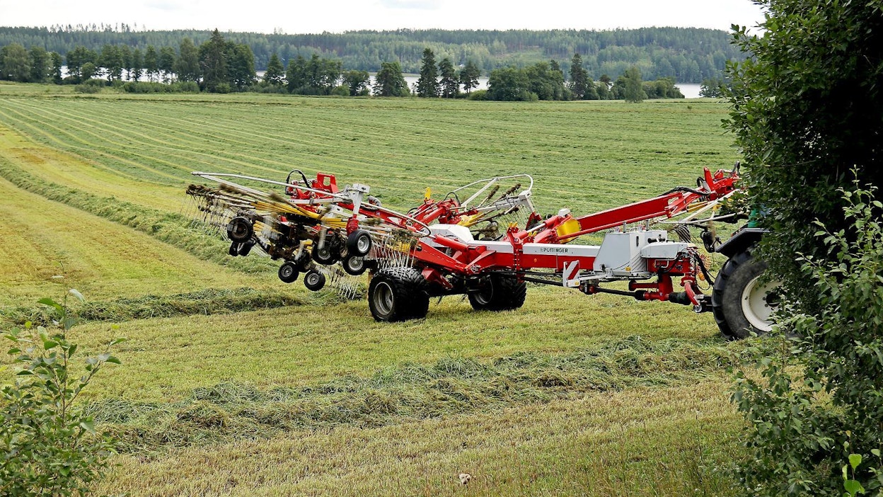 Roottorien päistekorkeus pysyy samana, vaikka roottorien työleveyssäätöä muuttaa, sillä kulma-asentoanturien avulla ohjain tietää, missä asennossa kukin nivel on.