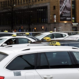 Liikenne- ja viestintäministeri Timo Harakan (sd.) mukaan muun muassa taksien hinnoittelua pitää selventää.