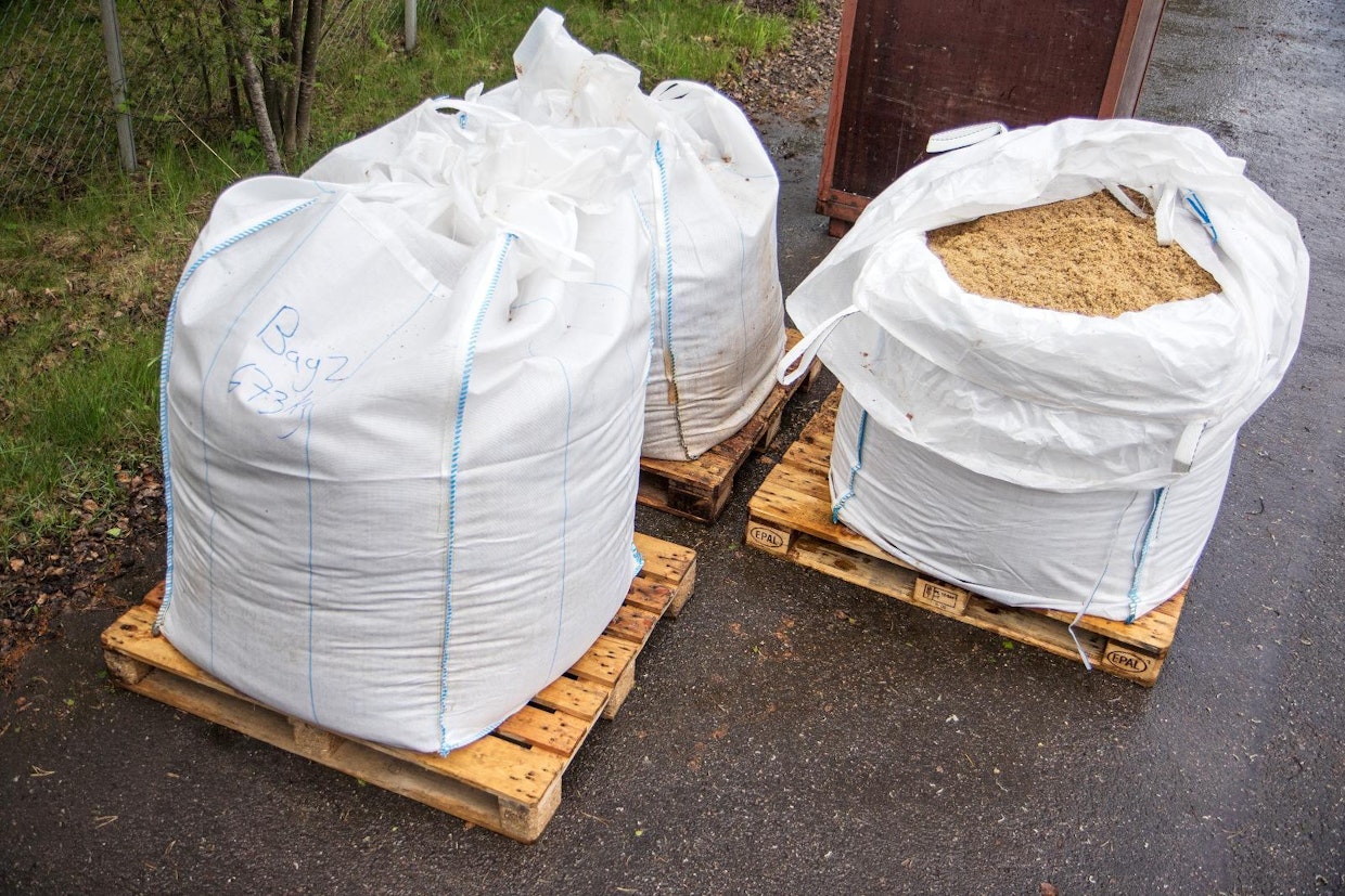 Sokerijuurikasleikkeen ja perunapulpan selluloosa jalostuu luonnon polymeereiksi. Otaniemen linjasto käyttää raaka-aineena biologisesti säilöttyä juurikasta.