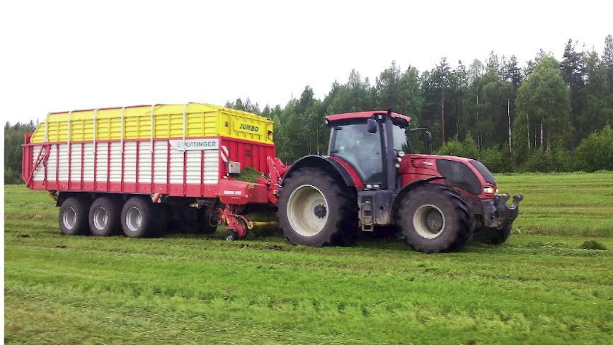 Esa Polvisen mukaan järeä vaunu kulkee melko kevyesti perässä, mutta täydellä lastilla havaitsee, että hinauksessa on tosiaan muutakin kuin uistin. Veturina Esa on käyttänyt 370 hevosvoimaista Valtran Ässää, joten vaunu voisi olla isompikin.