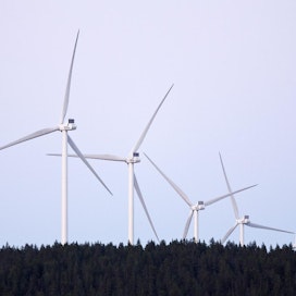 Energiateollisuuden mukaan tuulivoimaloiden suorituskyky on parantunut niin paljon, että kustannus tuotettua energiayksikköä kohti on tullut alas. LEHTIKUVA / RONI REKOMAA
