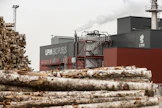 UPM:n Lappeenrannan biojalostamon kapasiteetti on noin 100 000 tonnia uusiutuvaa polttoainetta vuodessa. Kotkaan tai Rotterdamiin suunnitellun biojalostamon kapasiteetti olisi 500 000 tonnia. Arkistokuva on Lappeenrannasta.
