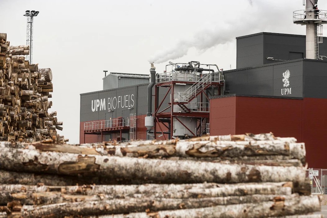UPM:n Lappeenrannan biojalostamon kapasiteetti on noin 100 000 tonnia uusiutuvaa polttoainetta vuodessa. Kotkaan tai Rotterdamiin suunnitellun biojalostamon kapasiteetti olisi 500 000 tonnia. Arkistokuva on Lappeenrannasta.