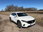 Hallitus haluaa sähköistää liikenteen ja puolittaa tieliikenteen päästöt. Maaseudulla omat autot säilyttävät silti asemansa. Kuvassa Mercedeksen uusi sähköauto.