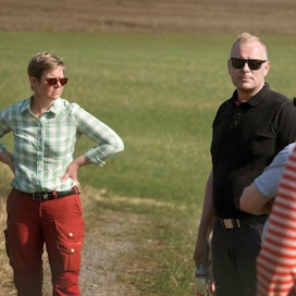 Ympäristö- ja ilmastoministeri Krista Mikkonen oli Joensuun seudun hanhityöryhmän vieraana Liperissä ja kävi kuulemassa muun muassa Vesa Erosen ajatuksia hanhitilanteesta.