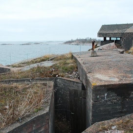 Örön maamerkit muistuttavat saaren sotilaallisesta menneisyydestä.