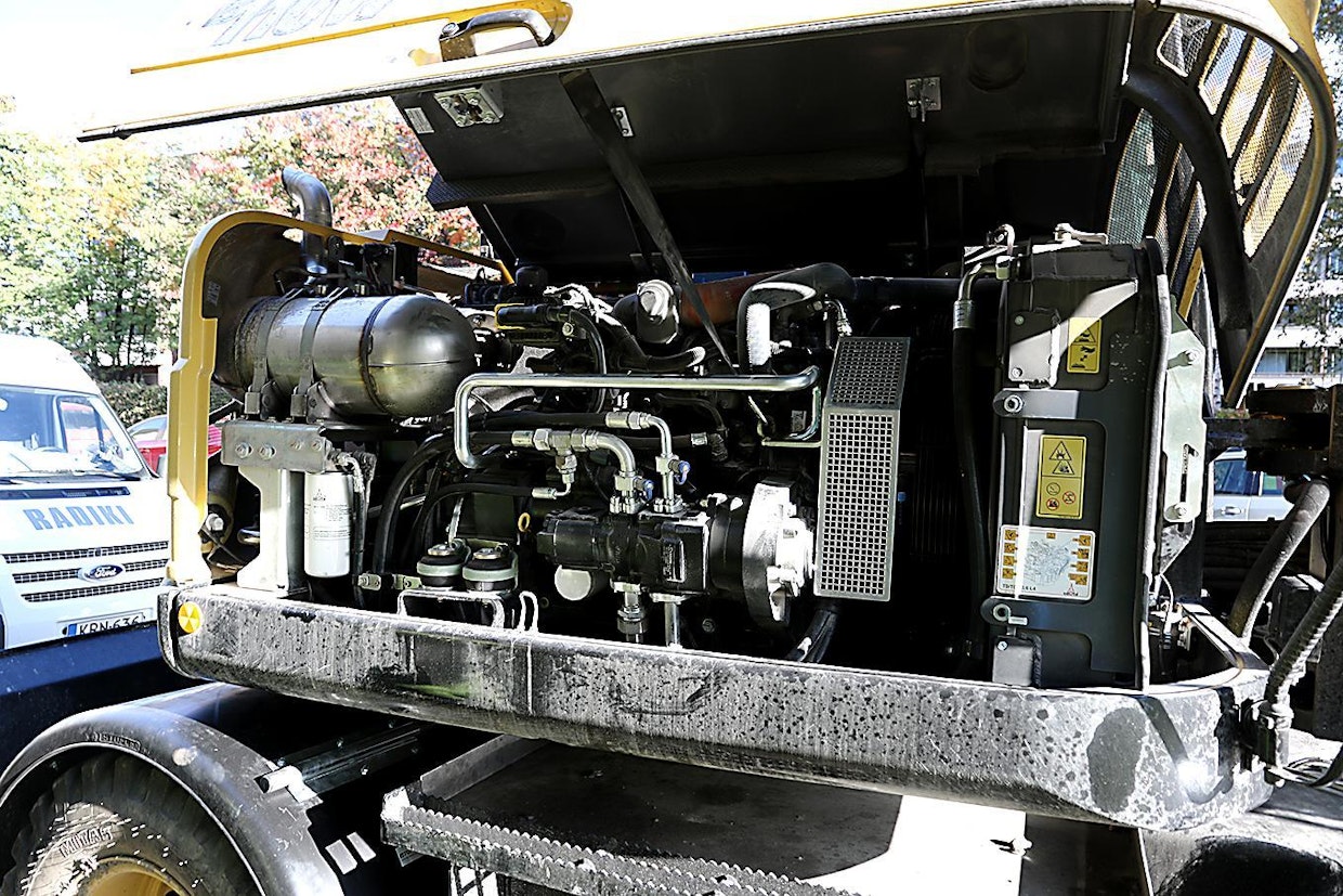 Moottori on 85-kilowattinen Deutz.