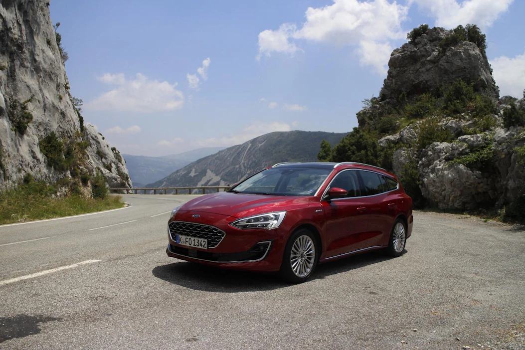 Ford Focuksen ulkomuoto on linjakas. Myöhemmin syksyllä Suomeen saapuvaan Vignale-varustelutasoon kuuluu muun muassa nahkasisusta ja huomattavan paljon korin kromikoristelua.