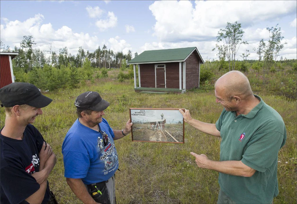 Turo Kokkonen, Arto Vento ja Risto Luostarinen muistelevat Asta-myrskyn jälkeistä näkymää. Taulussa on Maaseudun Tulevaisuuden Mökkiläinen-liitteessä vuonna 2011 ilmestynyt aukeama. markku vuorikari