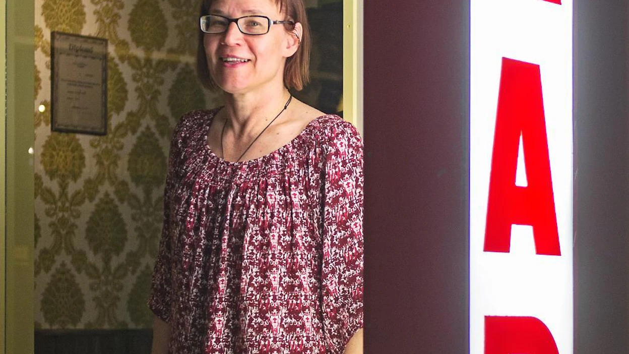 Merja Sillanpään mukaan ravintola saattoi vielä 1960-luvulla saada huomautuksen, jos Alkon tarkastaja sattui paikalle ja asiakkaina oli paljon naisia. Kuvauspaikkana on Suomen hotelli- ja ravintolamuseo Helsingissä.