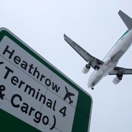 Brittilehti Guardianin mukaan Lontoon Heathrow&apos;n kentälle on tehty terroriuhkaus. LEHTIKUVA/AFP