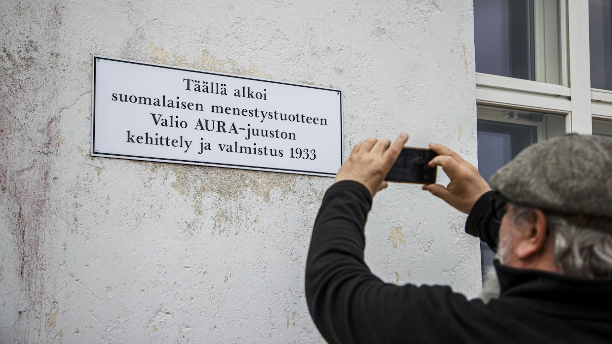 Valion Aura-juusto on varmasti tunnetuin, vaikkakaan ei ainoa, Auraksi nimetty elintarvike. Kuvan kyltti on Vilkkimäen meijerin seinässä, ja meijeri on yksi kohteista, jotka liittyvät Herkkujen virtaa -nimiseen teemareittiin Aurajoen varrella.