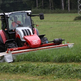 Steyr 4115 kompakt on suosittu traktori vuoristo-olosuhteissa. Niittokone seuraa hyvin pellon pinnan epätasaisuuksia, koska etunostolaiteen varret on kiinnitetty suoraan etuakseliin.