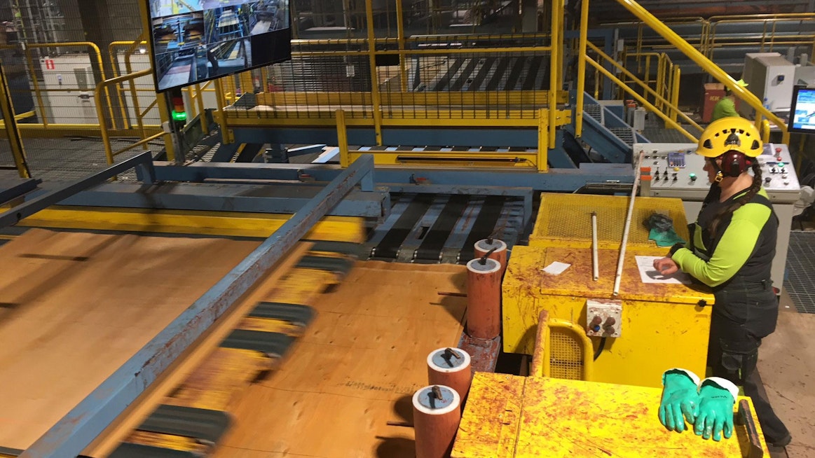 Lohjan Kerto-tehtaan uusi tuotantolinja on pitkälle automatisoitu mutta tarvitsee toki valvovia silmiä. Kuvassa Minna Lepokallio.