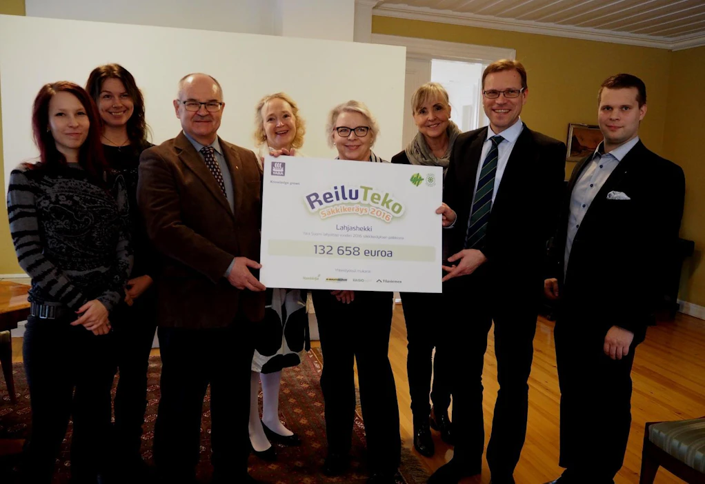 Yaran kaupallinen johtaja Timo Räsänen luovutti Suomen 4H-liiton toimitusjohtajalle Seppo Hassiselle 132 658 euron arvoisen shekin. Keräyksen tuotto käytetään säkkikeräykseen osallistuneiden nuorten palkkoihin ja nuorisotyön tukemiseen.