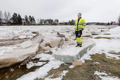 Elykeskuksen suunnittelija Petter Höglund tarkasteli Kyrönjoen jäätilannetta Isossakyrössä toissapäivänä.