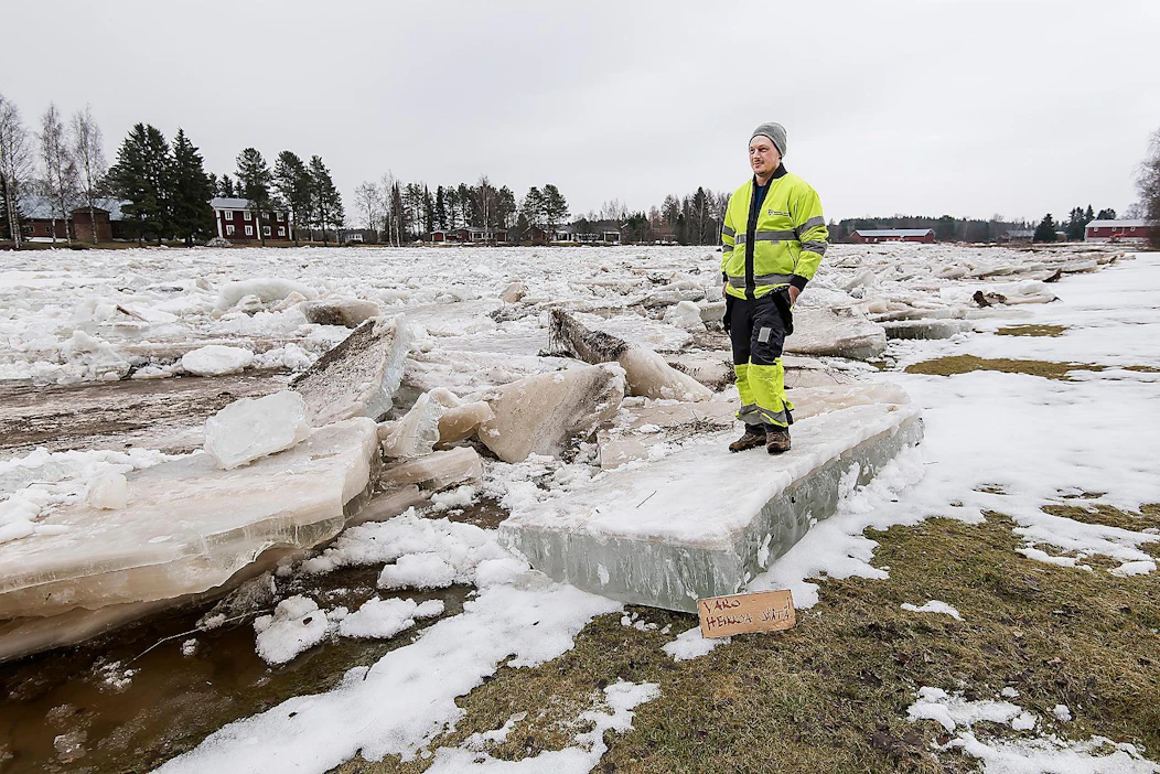 Elykeskuksen suunnittelija Petter Höglund tarkasteli Kyrönjoen jäätilannetta Isossakyrössä toissapäivänä.