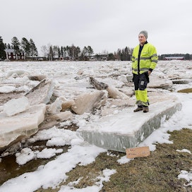 Elykeskuksen suunnittelija Petter Höglund tarkasteli Kyrönjoen jäätilannetta Isossakyrössä toissapäivänä.