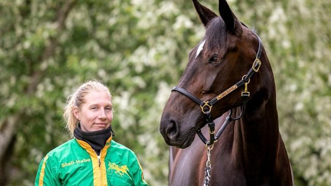 Saksalainen Sybille Tinter menestyy ravivalmentajana Ruotsissa. Kuvassa mukana 11,6-aikainen tamma Opalis.