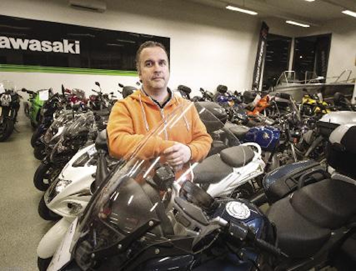 Pasi Jokiniemen rauhallinen olemus pitää sisällään tehokkaan asiakaspalvelijan, jolle asiakkaiden ongelmien ratkaisu on tärkeintä. Kun BMW palasi markkinointikonseptissaan vanhaan jälleenmyyjä-verkostoon, palasi edustus myös Jokiniemi Motorsille.