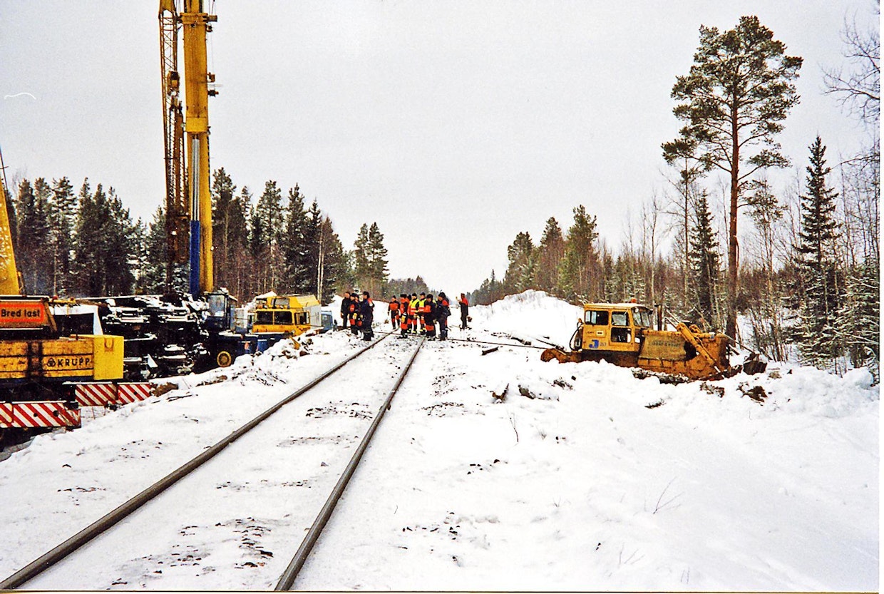 Veturi oli kaatunut ratapenkan sivuun täysin kyljelleen. Nostovaurioiden estämiseksi se haluttiin kääntää pystyyn ennen nostoa.