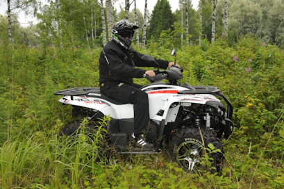 Acces AMX 6.46 SE 4x4 on perusmönkijä, jota ei päällepäin traktorimönkijäksi uskoisi – selkänoja puuttuu, samoin vetolaite edestä.
