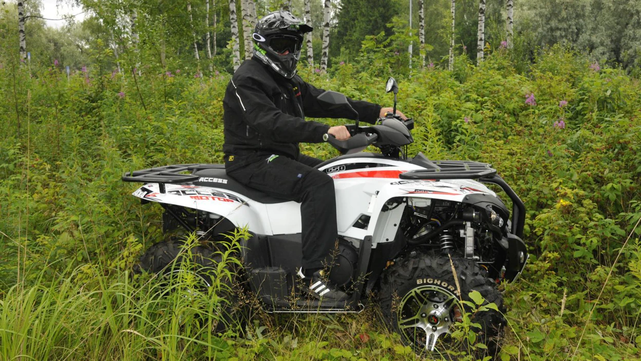 Acces AMX 6.46 SE 4x4 on perusmönkijä, jota ei päällepäin traktorimönkijäksi uskoisi – selkänoja puuttuu, samoin vetolaite edestä.
