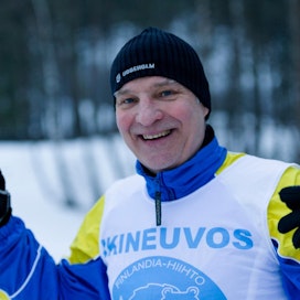 Tom Wicht käy joka arki-ilta töiden jälkeen hiihtämässä  Helsingin Paloheinässä. Ikineuvos-liivi on tunnustus  jokaiseen Finlandia-hiihtoon osallistumisesta.