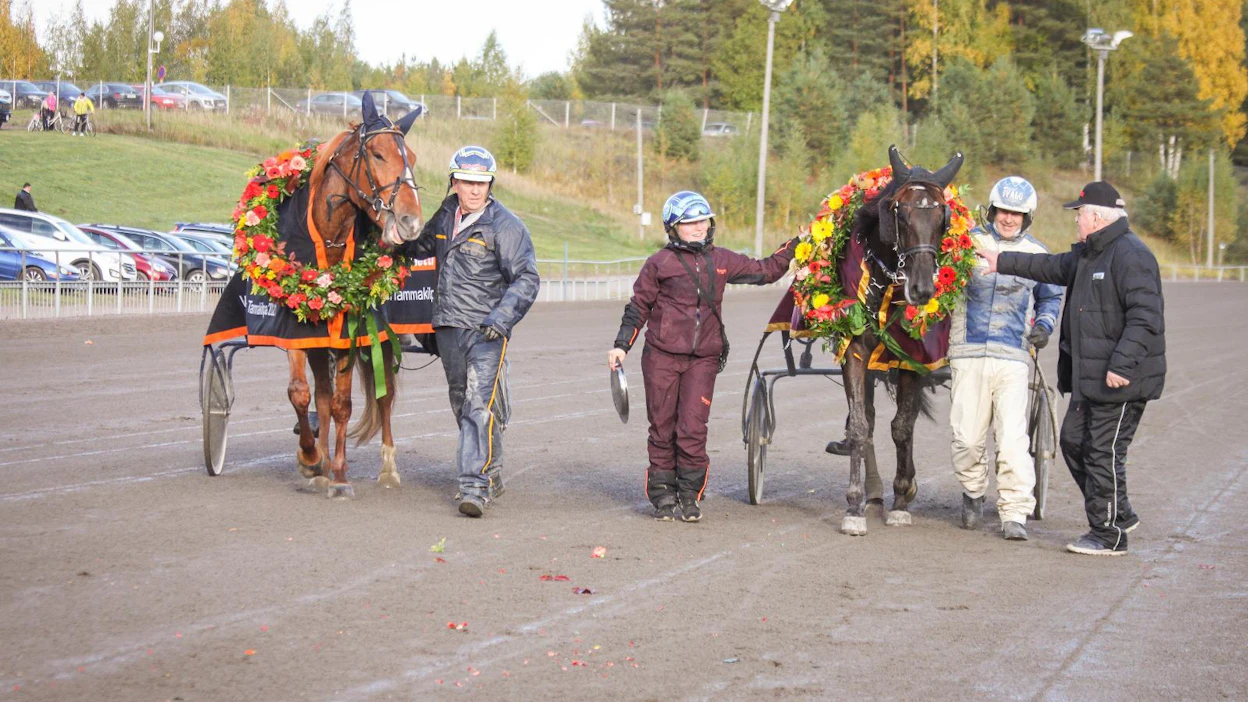 Lappeen kauden päätöksessä kilpaillaan korotetuista palkinnoista. Kuvassa kauden päätapahtuman Villinmiehen Tammakilvan voittajat Liinan Säihke ja An-Dorra taustajoukkoineen.