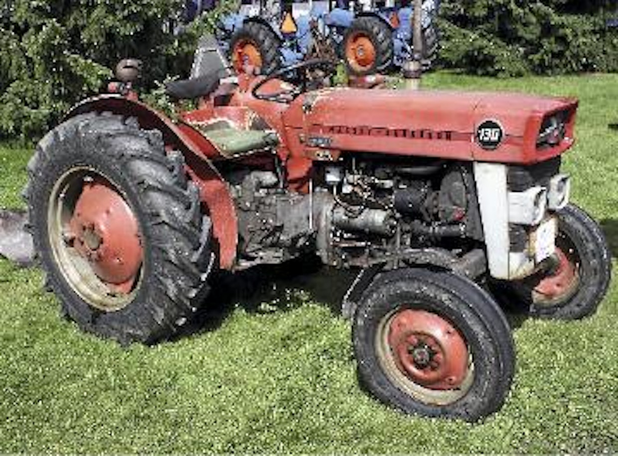 Massey-Fergusonin 100-sarjan pienin malli oli ranskalainen MF130, jossa isompien mallien tapaan suurin muutos kohdistui ulkonäköön. Meillä tämä 32-hevosvoimainen pikkutraktori oli myynnissä vain kahden vuoden ajan. Näin pienelle koneelle ei ollut enää kysyntää, ja ketterää traktoria tarvitsevat ottivat mieluummin MF135:n, joka oli tekniikaltaankin parempi. (Seinäjoki)