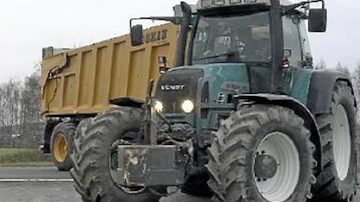 Kokeilussa vedettiin Fendt 818 -traktorilla Joskinin Trans Space  -perävaunua. Perävaunun ja kuorman yhteenlaskettu paino oli 16,5 tonnia. Koko yhdistelmän paino oli noin 24,5 tonnia.
