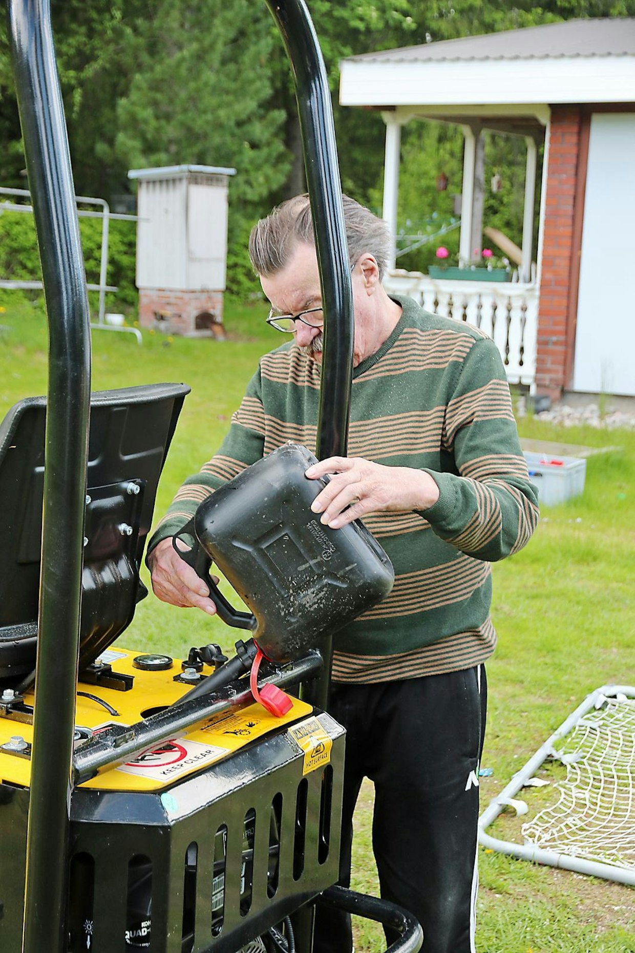 Tankkaaminen on jonkin verran vaivalloista, sillä täyttöaukko sijaitsee erittäin syvällä. Pitkäkaulainen suppilo tai erillinen letku on tarpeen.