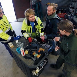 Jami Seppälä (vas.), Tuomo Arkke, Oskar Ylöstalo ja Nora Nikkinen opettelevat Lepaalla muun muassa leikkureiden huoltoa.