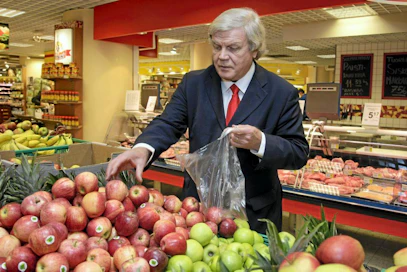 Lahtelainen Jouko Skinnari sanoo tarvitsevansa 36 eduskunnassa kuluneen vuoden jälkeen vastapainoa lainsäätäjän työlle. Syksyllä 2009 Skinnari oli MT:n haastattelussa ruuasta.