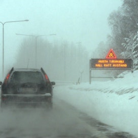 Talvinen liikennetaulu muistuttaa turvaväleistä.