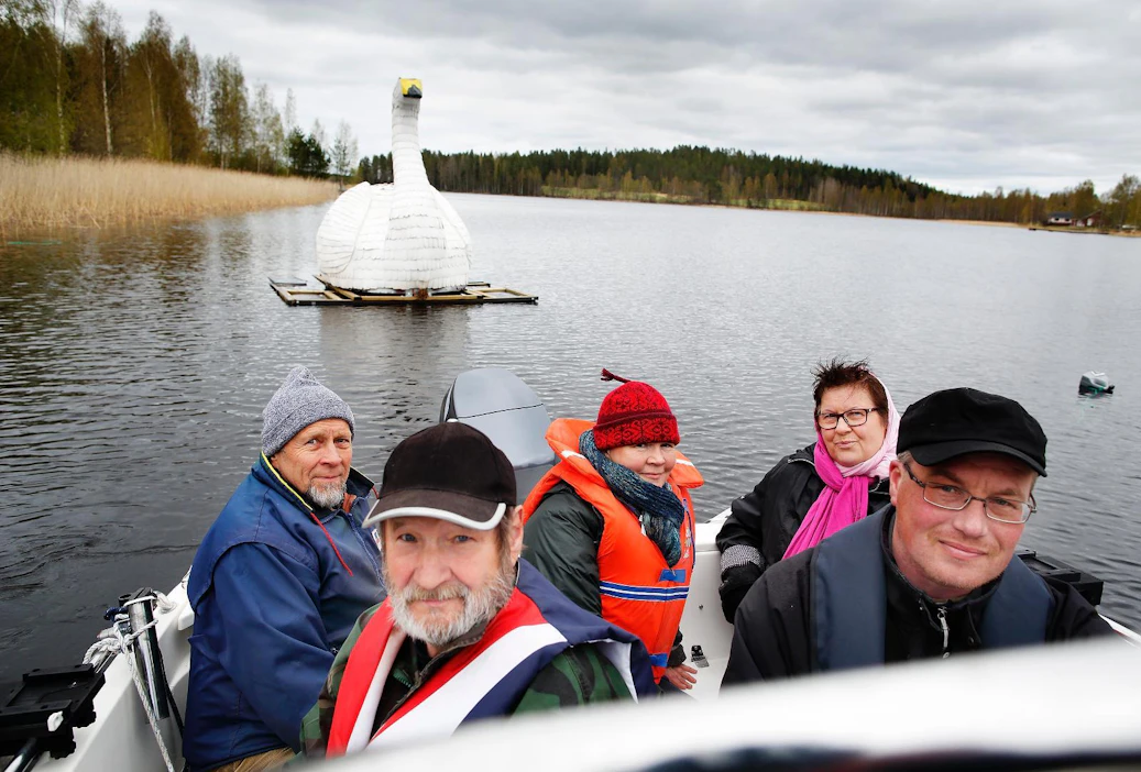 Yhteisötaideteos Tuhansien Laulujen Joutsen valmistui Niinilahden kylän asukkaiden talkootyöllä. Ilpo Liimatainen (vas.), Kauko Peltonen, Jaana Bombin ja Mirja Sutinen sekä venekuski Tero Muhonen ihastelivat valmista joutsenta viime viikolla.
