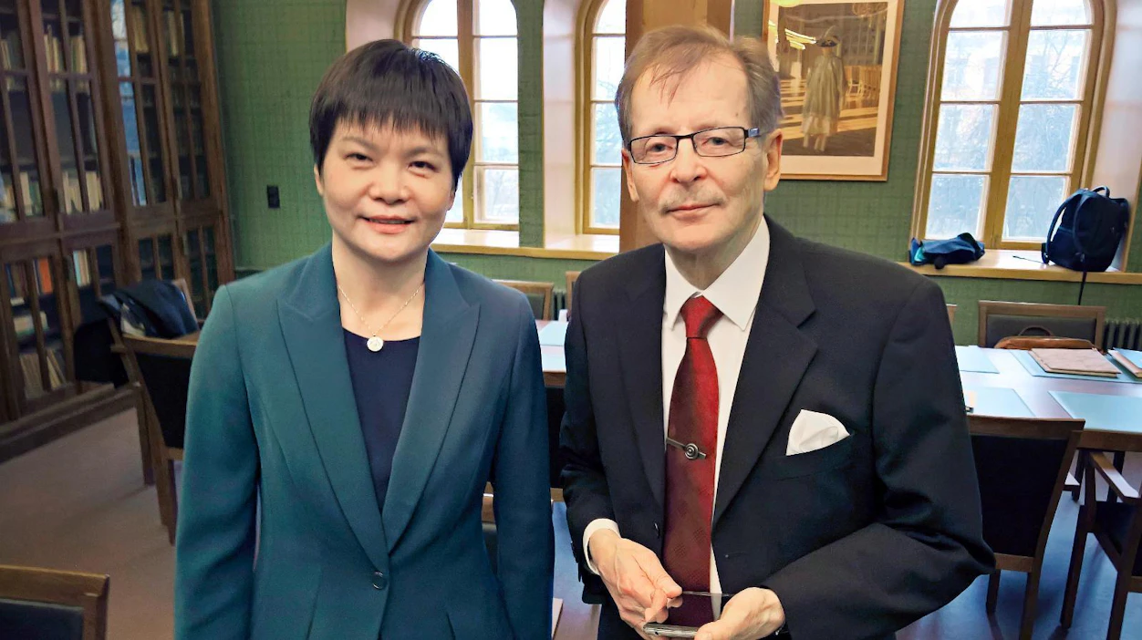 Camcen pääjohtaja Luo Yan (vas.) ja Boreal Biorefin toimitusjohtaja Heikki Nivala allekirjoittivat tänään sopimuksia Kemijärvelle suunnitellusta biotehtaasta. Kuva on Helsingin Ritarihuoneelta tänään keskiviikkona.