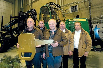 Saksalaiset asiakkaat Michael, Florian ja Burkhard Bush kokivat täydellisen yllätyksen kuullessaan, että juuri he ovat ostaneet tuhannennen John Deere E-sarjan metsäkoneen. Juhlallisessa koneen luovutustilaisuudessa Joensuussa olivat mukana myös saksalaisen jälleenmyyjän Nuhn GmbH:n edustajat Peter Kempka ja Rudolf Geisel.