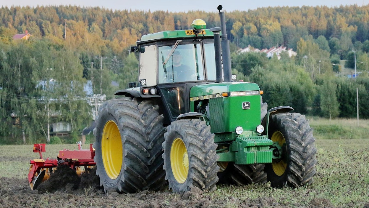 Tomi Saloranta hankki kultivaattorin ja äkeen veturiksi vuosimallia 1985 olevan John Deere 4450 -traktorin. Samalla traktori varustettiin uusilla, aikaisempaa suuremmilla renkailla ja automaattiohjauksella. Varustus kasvatti traktorin hankintahintaa noin 20 000 eurolla. Investointi kannatti, koska käyttöarvo nousi vähintään varusteiden hinnalla.