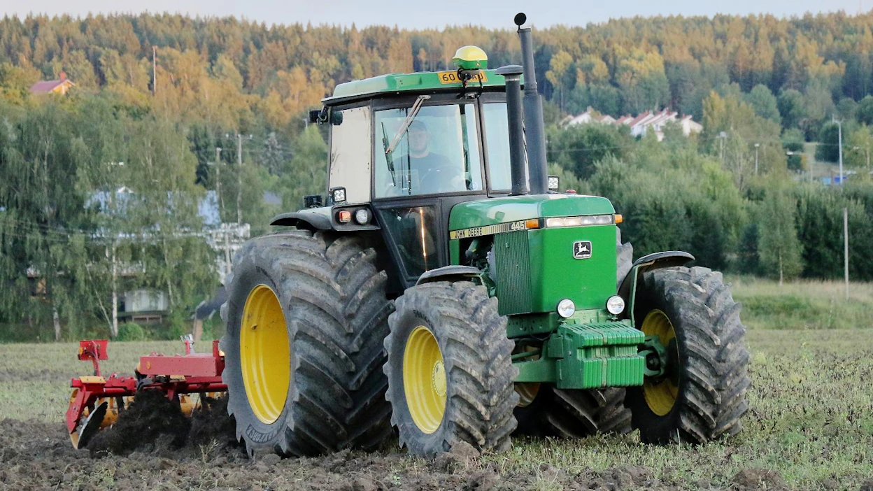 Tomi Saloranta hankki kultivaattorin ja äkeen veturiksi vuosimallia 1985 olevan John Deere 4450 -traktorin. Samalla traktori varustettiin uusilla, aikaisempaa suuremmilla renkailla ja automaattiohjauksella. Varustus kasvatti traktorin hankintahintaa noin 20 000 eurolla. Investointi kannatti, koska käyttöarvo nousi vähintään varusteiden hinnalla.