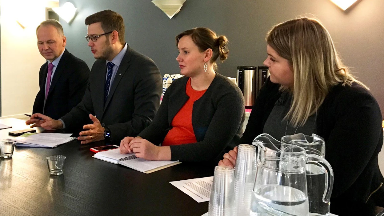 Ministeri Jari Leppä (vasemmalla), keskustan ruokaryhmän puheenjohtaja, kansanedustaja Eerikki Viljanen, ruokaryhmän jäsen Noora Räsänen ja toinen jäsen Henna Takatalo esittelivät keskiviikkona puolueen tulevaisuuden ruokalinjausta. "Meidän mielestämme linjaus on realistinen ja toteuttamiskelpoinen", sanoi Viljanen.
