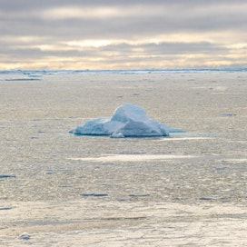 Jään muodostumisen rakenteisiin arvellaan upottaneen venäläisen kalastusaluksen Barentsinmerellä. Kuva on Luoteisväylältä Kanadan pohjoispuolelta. LEHTIKUVA/AFP
