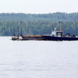 Titanik ja Kursk matkalla hakemaan uutta kuormaa Puulaveden Simpiänselällä.