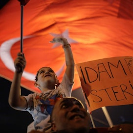 Kuolemanrangaistusta kannattava presidentti Erdoganin kannattaja osallistui eilen mielenilmaukseen Istanbulissa. LEHTIKUVA/AFP