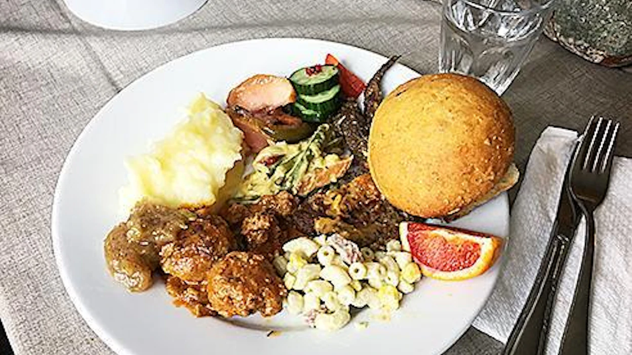 Nilsiän kirkonkylän Wanha Postitalo tarjoaa lounaaksi sekalaisen kattauksen niin silmänruokaa kuin vatsantäytettä.