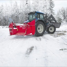 Heikki Hänninen puhdistaa metsätien päässä olevaa kääntöpaikkaa lumesta. Sami Karppinen